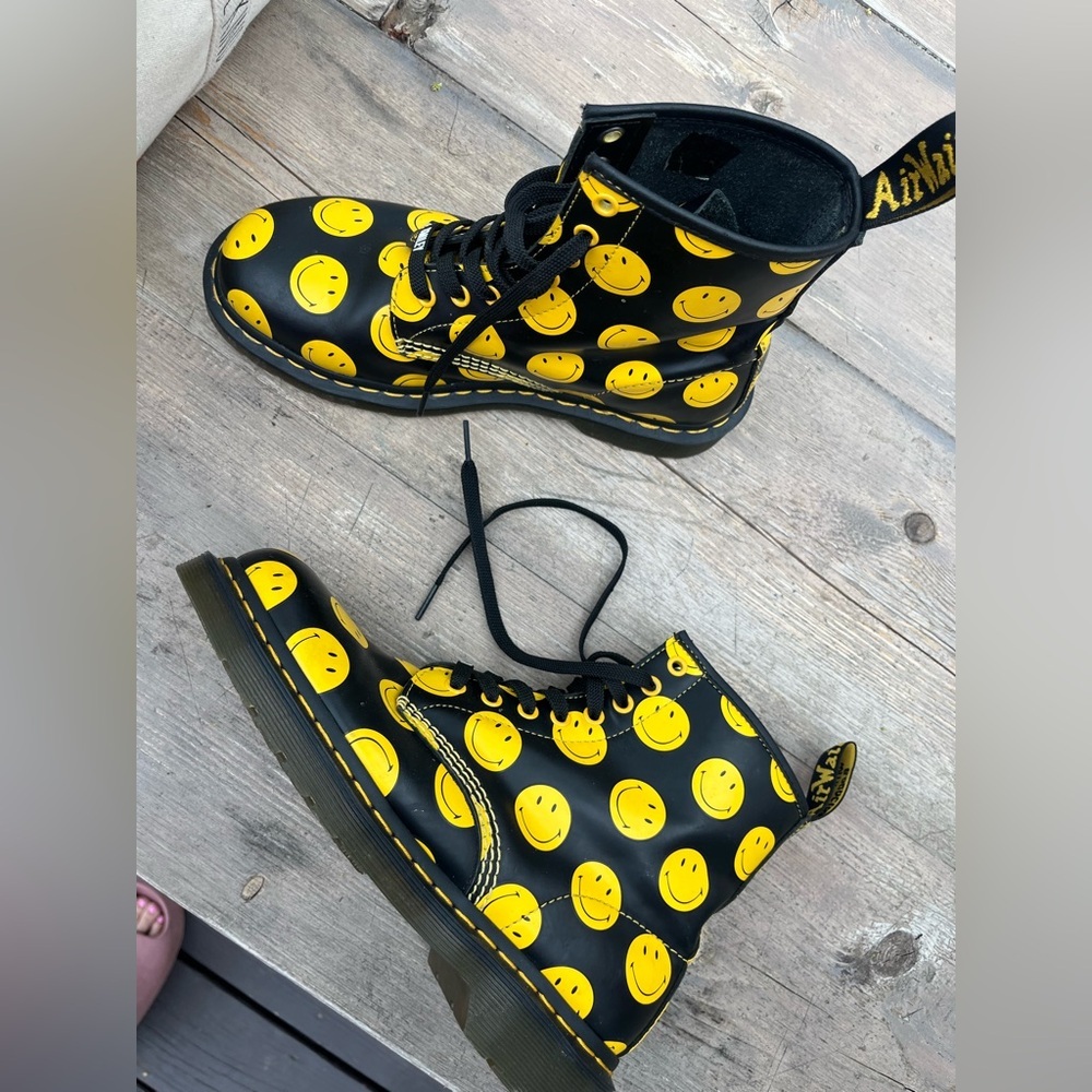 Smiley Dr Marten Limited Edition - Picture 4 of 15